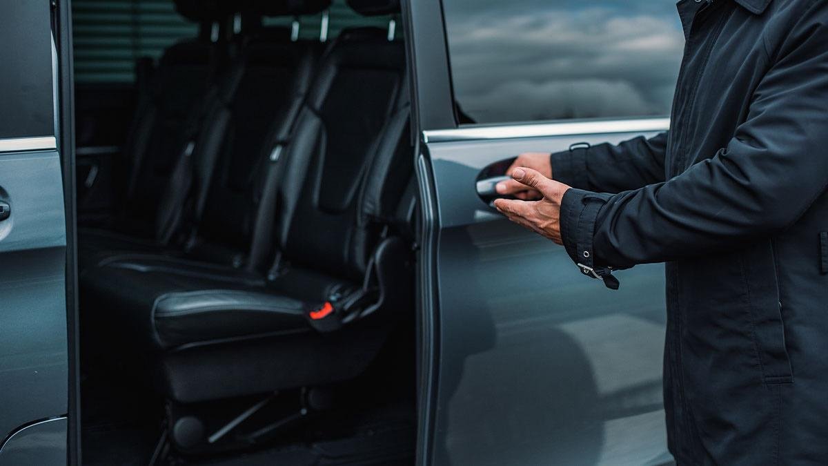 Taxi vs. Limousine vs. Private Chauffeur: Which Transport Service Should You Choose?